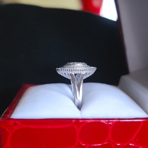 BEYOND STUNNING ROUND & BAGUETTE DIAMOND RING!!! - Picture 5 of 9